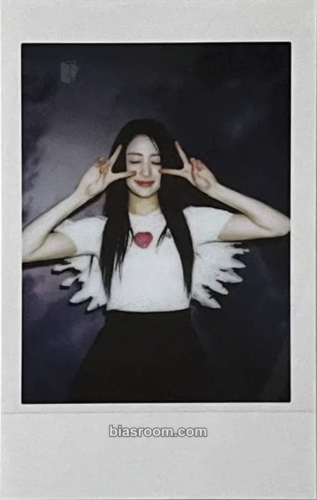Huh Yunjin UNFORGIVEN Photocard - LE SSERAFIM - LE SSERAFIM K-pop photocard