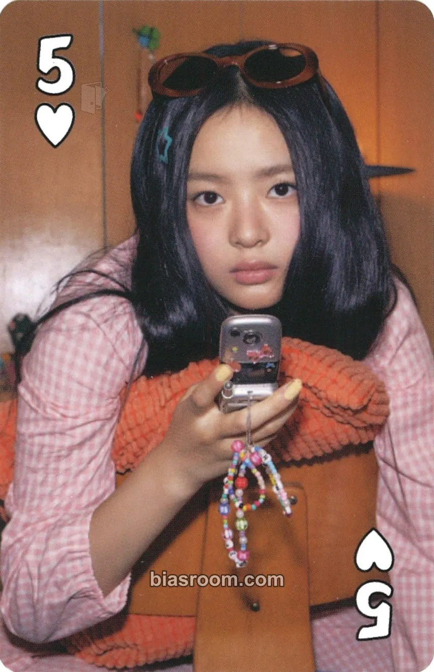 Hanni Welcome to ROOM 722 (2023 Season's Greetings) Photocard - NewJeans - NewJeans K-pop photocard