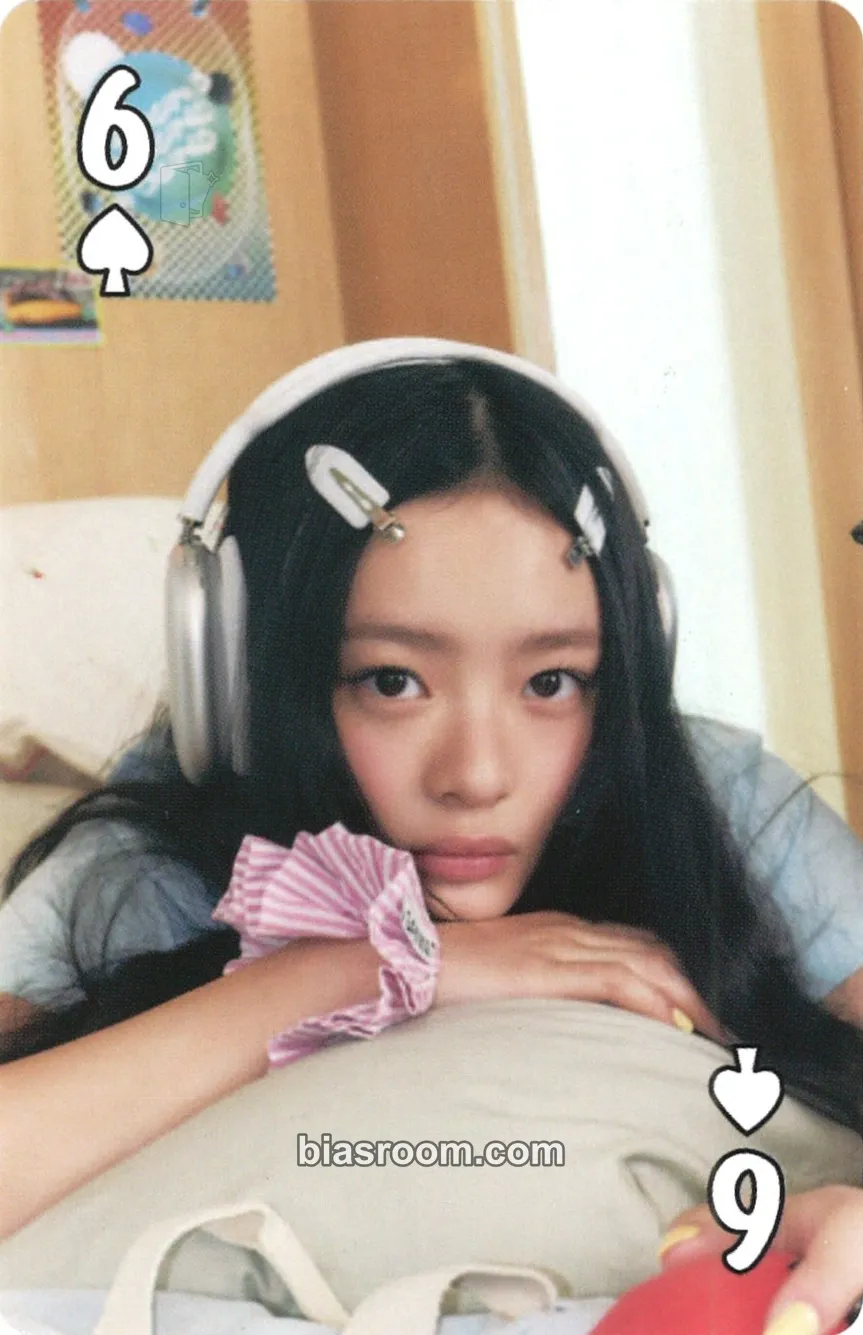 Hanni Welcome to ROOM 722 (2023 Season's Greetings) Photocard - NewJeans - NewJeans K-pop photocard