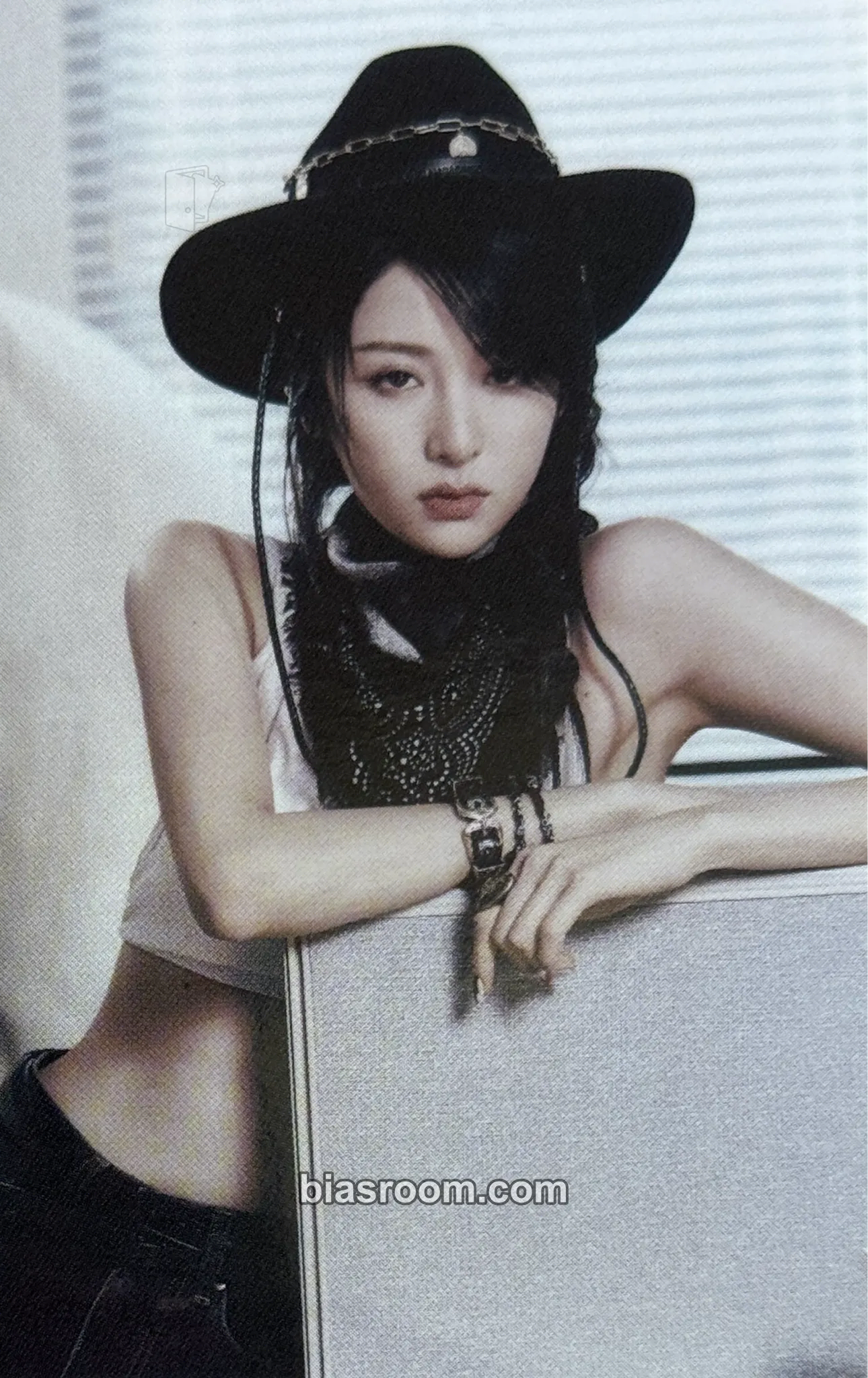 Huh Yunjin UNFORGIVEN Photocard - LE SSERAFIM - LE SSERAFIM K-pop photocard