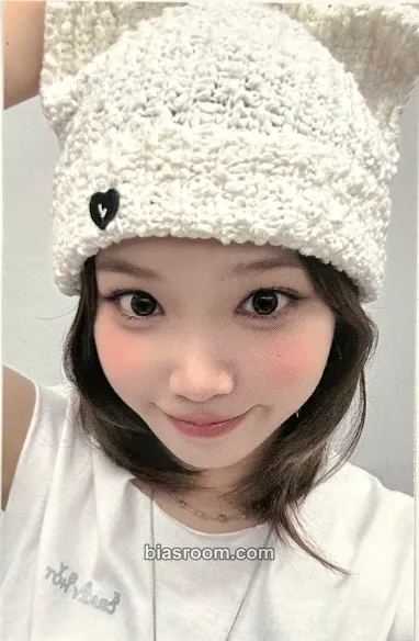 Kim Chaewon Easy Crazy Hot Tour (2025) Photocard - LE SSERAFIM - LE SSERAFIM K-pop photocard