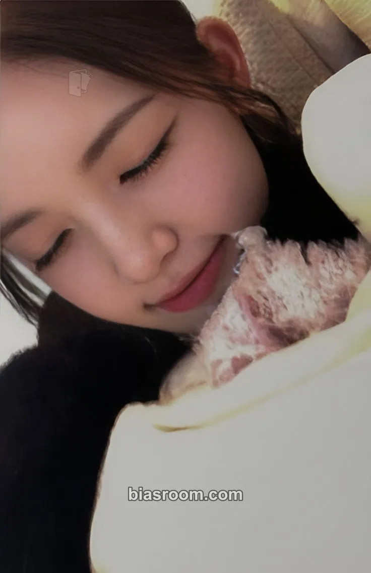 Yuha FOCUS Photocard - Hearts2Hearts - Hearts2Hearts K-pop photocard