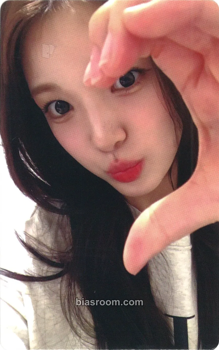 Yuha FOCUS Photocard - Hearts2Hearts - Hearts2Hearts K-pop photocard