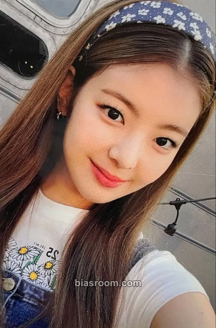 Lia 2022: Best Friends Forever Season's Greetings Photocard - ITZY - ITZY K-pop photocard