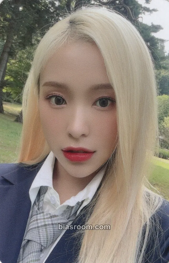 Gahyun 2024 Season's Greetings Photocard - Dreamcatcher - Dreamcatcher K-pop photocard