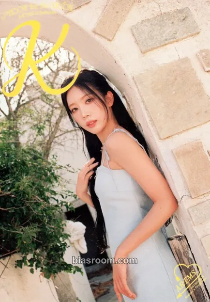 Kim Lip 2024 Season's Greetings: Shoot for the Moon Photocard - ARTMS - ARTMS K-pop photocard