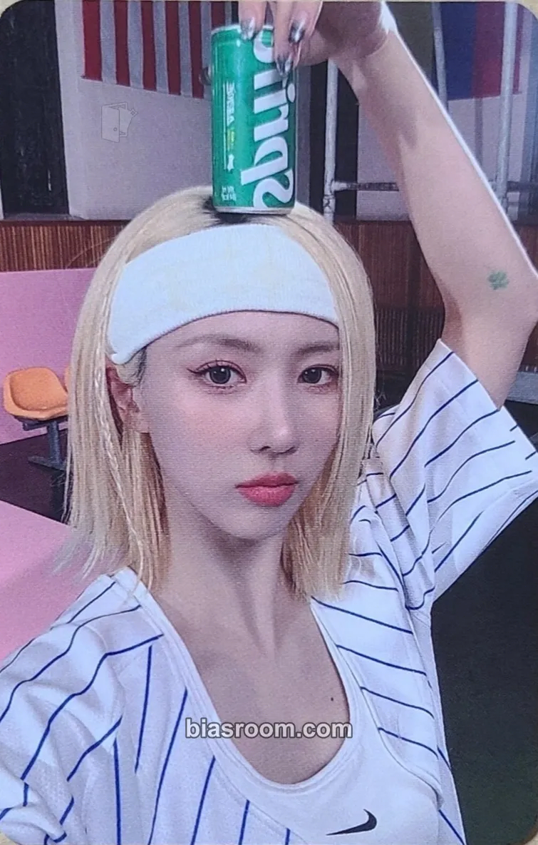 Yoohyeon 2024 Season's Greetings Photocard - Dreamcatcher - Dreamcatcher K-pop photocard