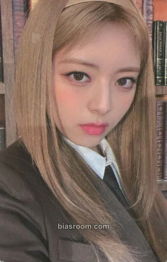 Yuna 2023: Best Friends Forever Season's Greetings Photocard - ITZY - ITZY K-pop photocard