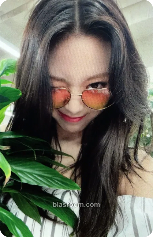 Yuna Crazy in Love Photocard - ITZY - ITZY K-pop photocard