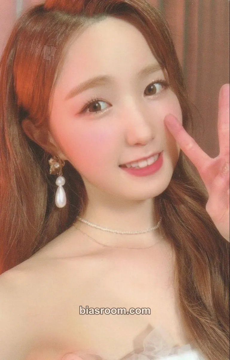 Hitomi ONEIRIC THEATER - KIT Version Photocard - IZ*ONE - IZ*ONE K-pop photocard