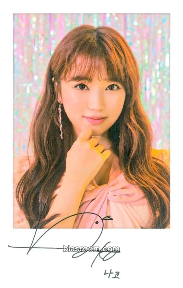 Nako EYES ON ME Photocard - IZ*ONE - IZ*ONE K-pop photocard