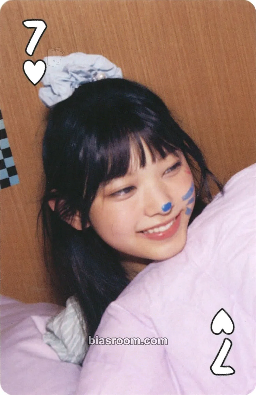 Haerin Welcome to ROOM 722 (2023 Season's Greetings) Photocard - NewJeans - NewJeans K-pop photocard