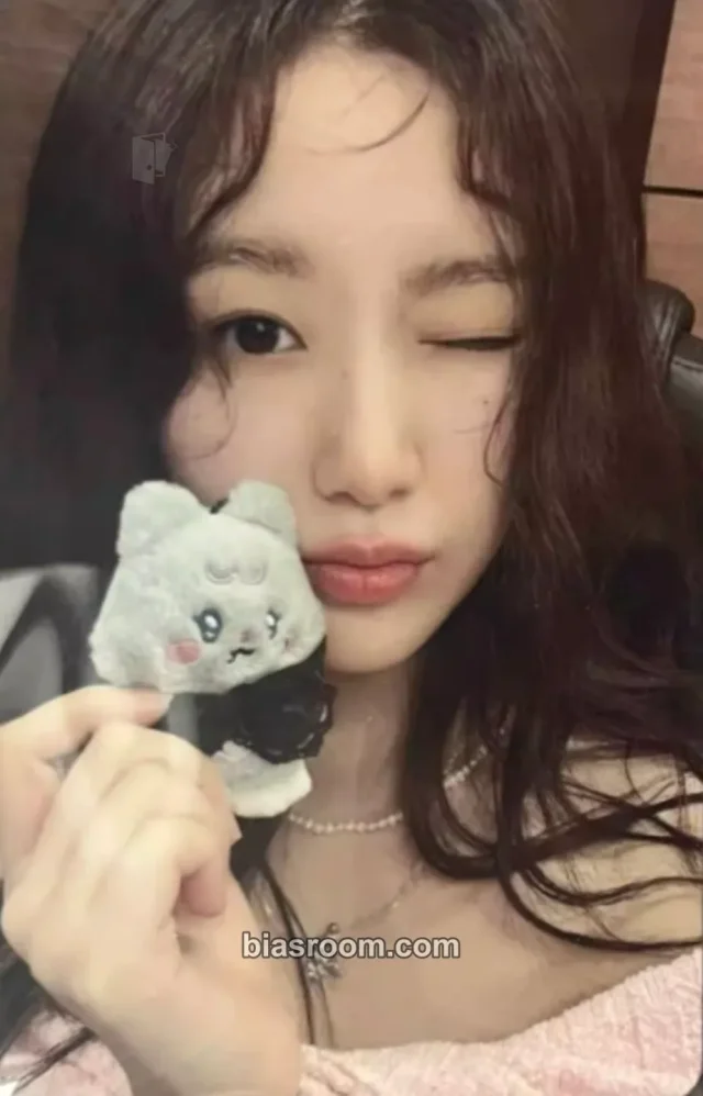i-dle - Shuhua - We are Album merch photocard line friends random photocard purchase benefit