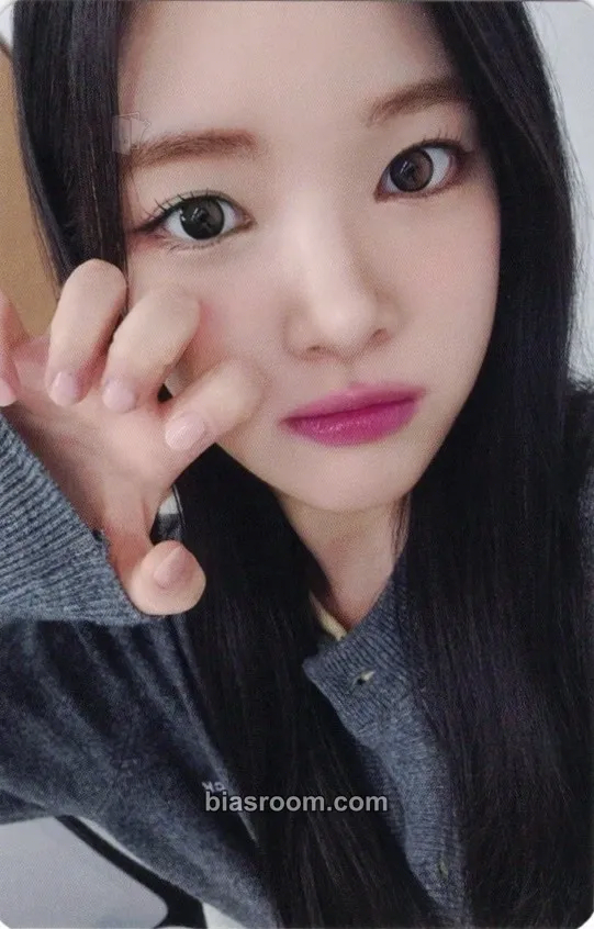 Yuha The Chase Photocard - Hearts2Hearts - Hearts2Hearts K-pop photocard