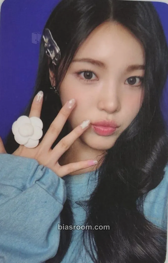 Yuha The Chase Photocard - Hearts2Hearts - Hearts2Hearts K-pop photocard