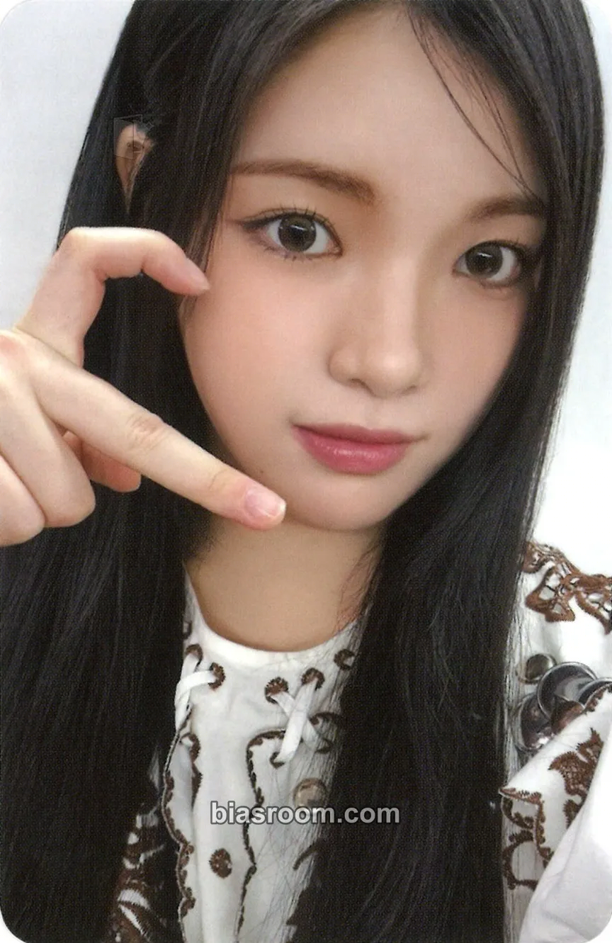 Yuha The Chase Photocard - Hearts2Hearts - Hearts2Hearts K-pop photocard