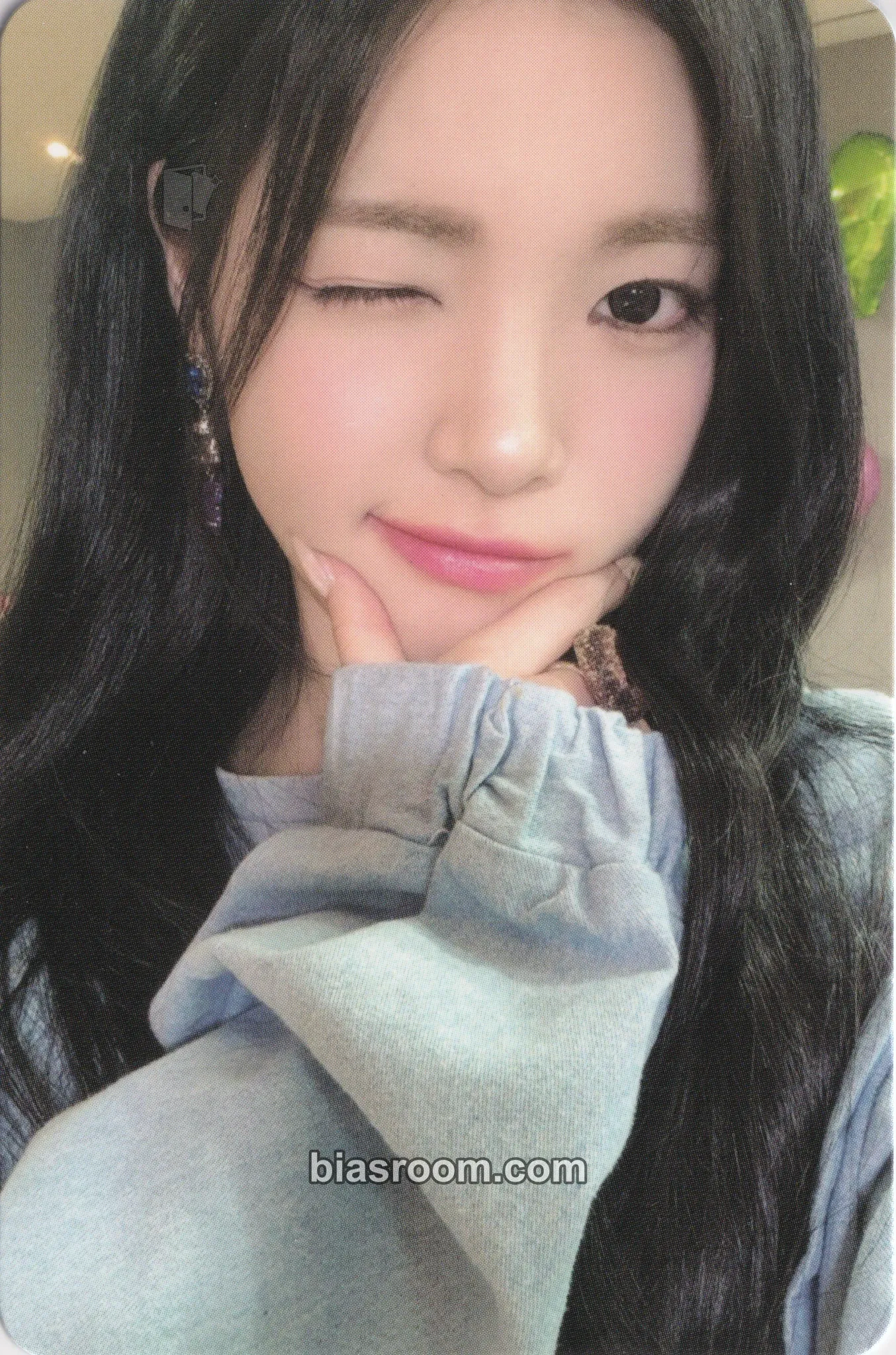 Yuha The Chase Photocard - Hearts2Hearts - Hearts2Hearts K-pop photocard