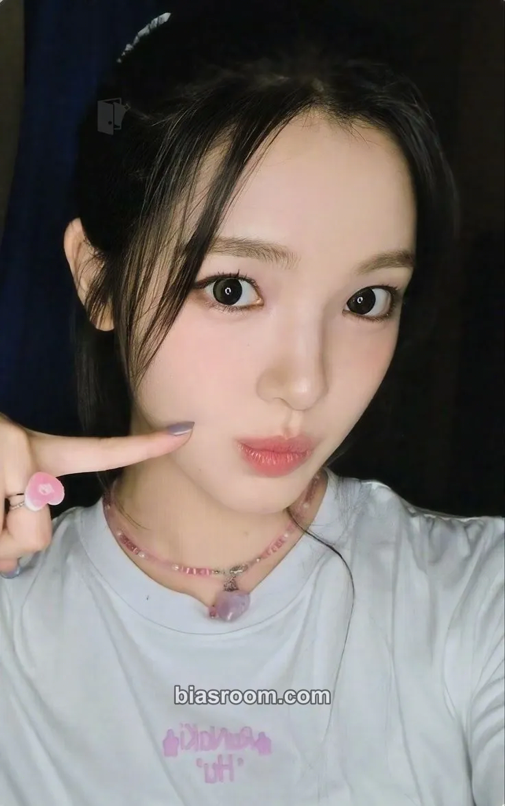 Yuha STYLE Photocard - Hearts2Hearts - Hearts2Hearts K-pop photocard