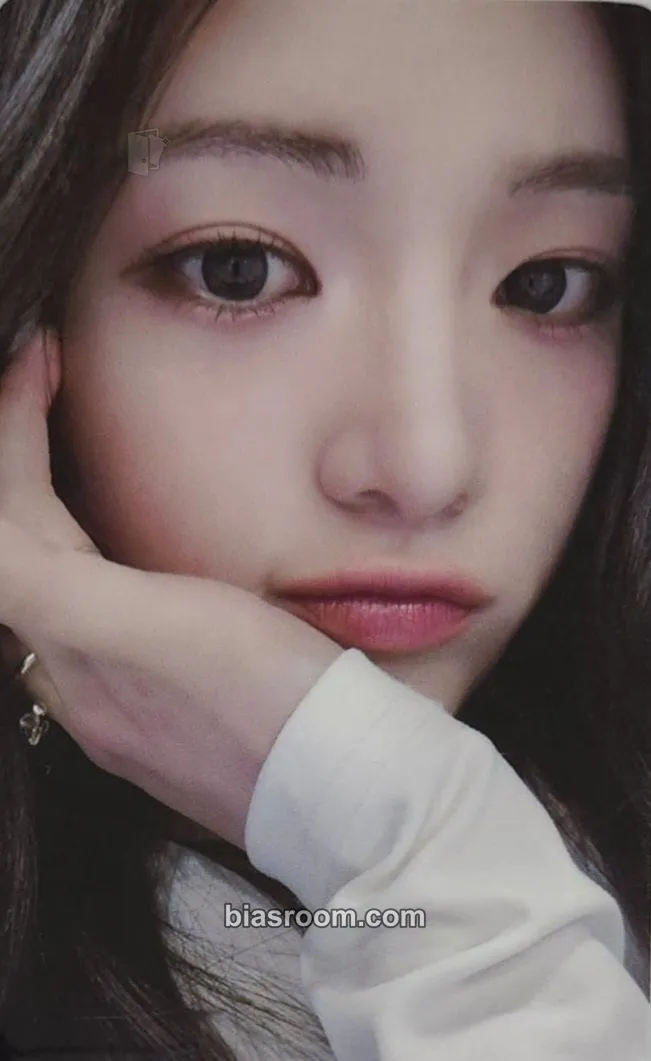 Yuha The Chase Photocard - Hearts2Hearts - Hearts2Hearts K-pop photocard