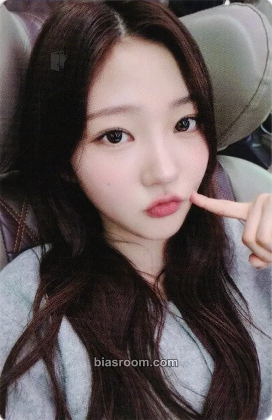 Stella The Chase Photocard - Hearts2Hearts - Hearts2Hearts K-pop photocard