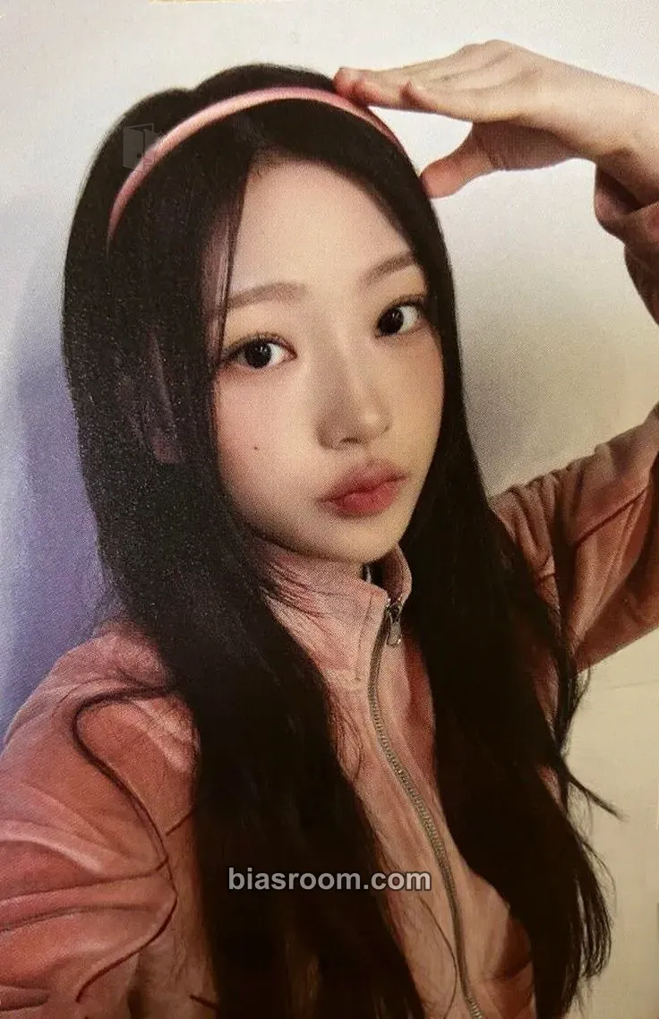 Stella The Chase Photocard - Hearts2Hearts - Hearts2Hearts K-pop photocard