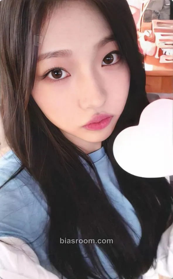 Stella The Chase Photocard - Hearts2Hearts - Hearts2Hearts K-pop photocard
