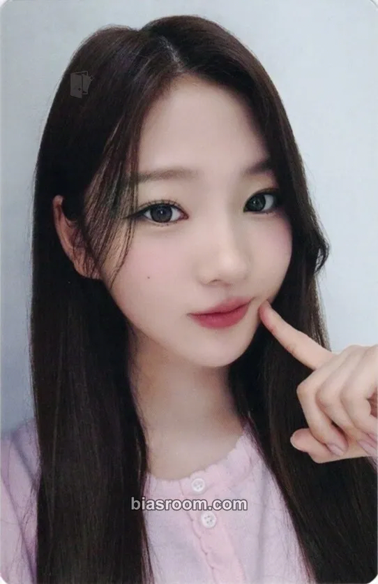 Stella The Chase Photocard - Hearts2Hearts - Hearts2Hearts K-pop photocard