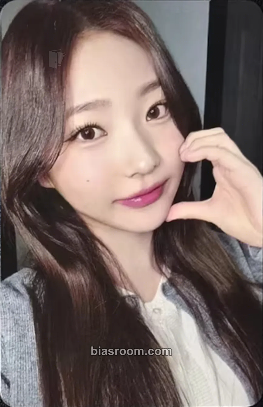 Stella The Chase Photocard - Hearts2Hearts - Hearts2Hearts K-pop photocard