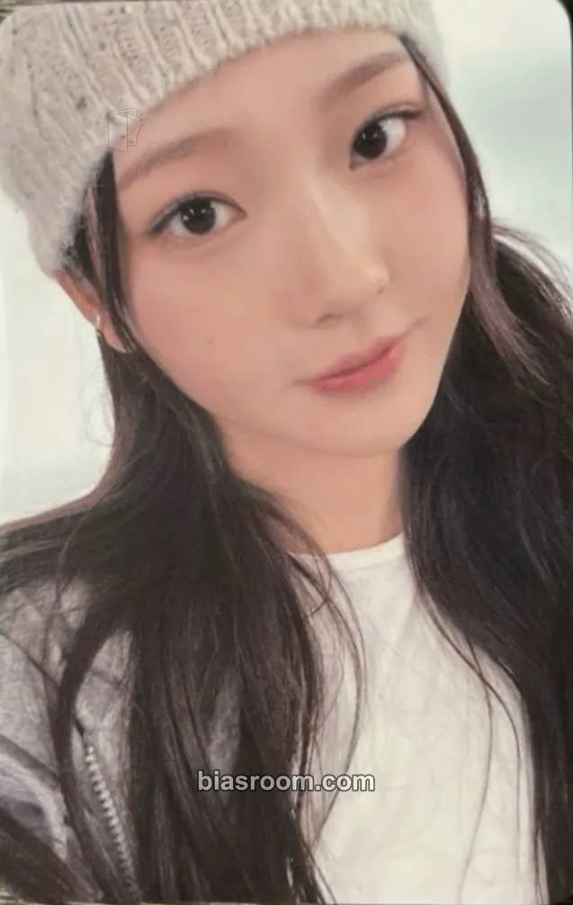 Stella The Chase Photocard - Hearts2Hearts - Hearts2Hearts K-pop photocard