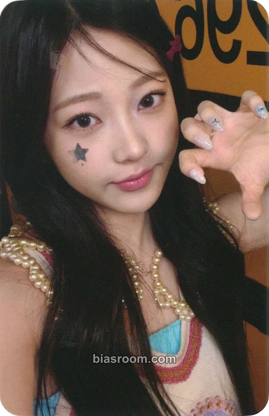 Stella The Chase Photocard - Hearts2Hearts - Hearts2Hearts K-pop photocard