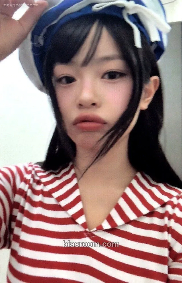 Hanni The Fairy Association (2025 Season's Greetings) Photocard - NewJeans - NewJeans K-pop photocard