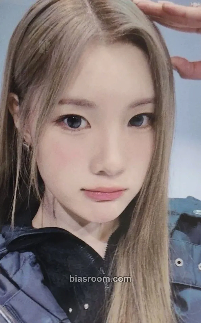 Juun The Chase Photocard - Hearts2Hearts - Hearts2Hearts K-pop photocard