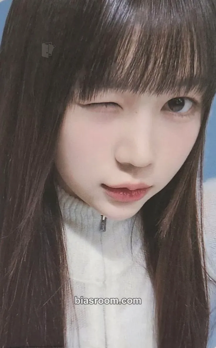 Ye-on The Chase Photocard - Hearts2Hearts - Hearts2Hearts K-pop photocard