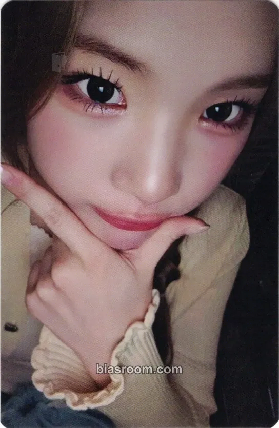 Juun The Chase Photocard - Hearts2Hearts - Hearts2Hearts K-pop photocard