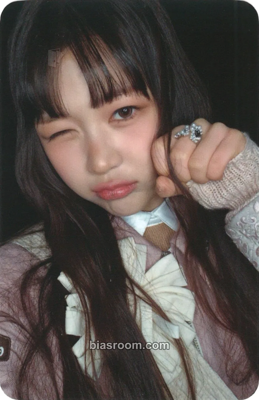 Ye-on The Chase Photocard - Hearts2Hearts - Hearts2Hearts K-pop photocard