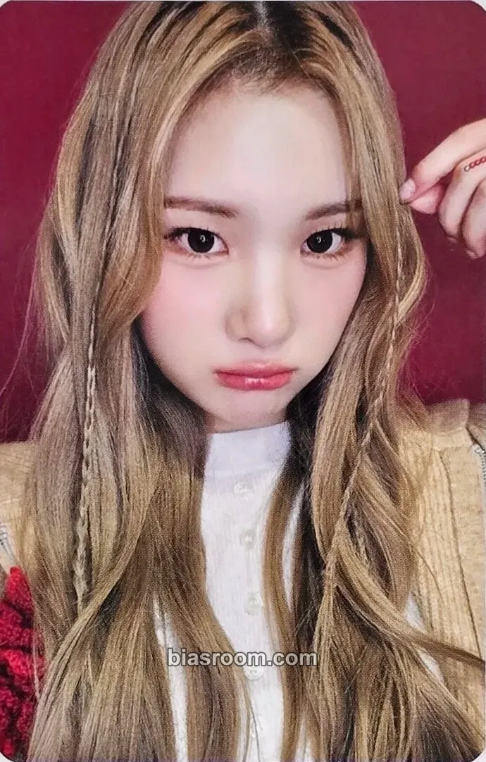 Juun The Chase Photocard - Hearts2Hearts - Hearts2Hearts K-pop photocard