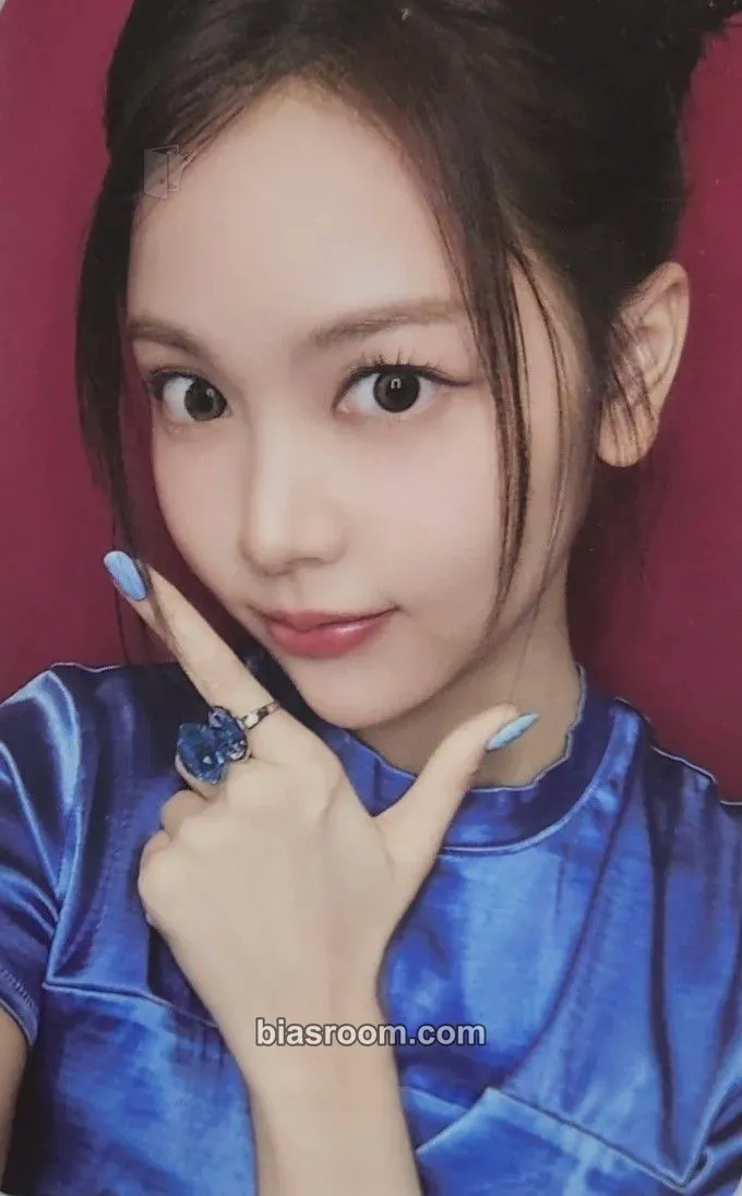 Carmen The Chase Photocard - Hearts2Hearts - Hearts2Hearts K-pop photocard