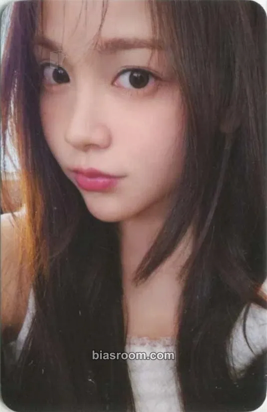 Carmen The Chase Photocard - Hearts2Hearts - Hearts2Hearts K-pop photocard
