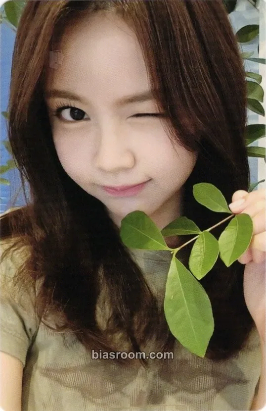 Carmen The Chase Photocard - Hearts2Hearts - Hearts2Hearts K-pop photocard