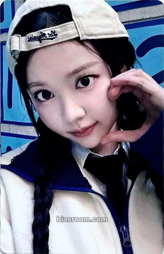 Carmen The Chase Photocard - Hearts2Hearts - Hearts2Hearts K-pop photocard