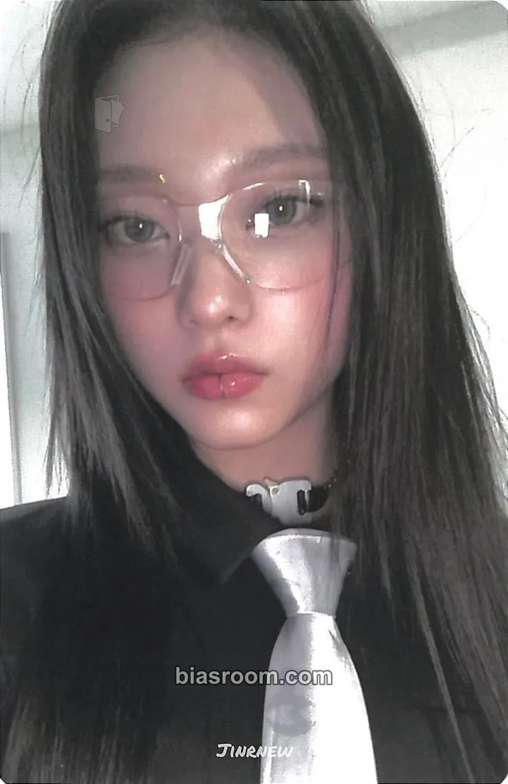 Haerin Bunnies Club Membership Renewal 2024 Photocard - NewJeans - NewJeans K-pop photocard
