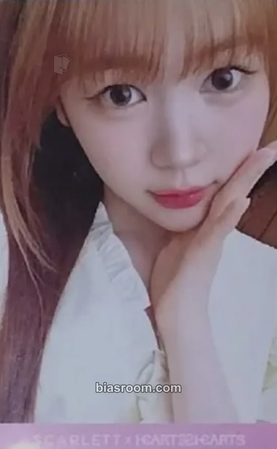 Ye-on Hearts2Hearts X Scarlett Photocard - Hearts2Hearts - Hearts2Hearts K-pop photocard