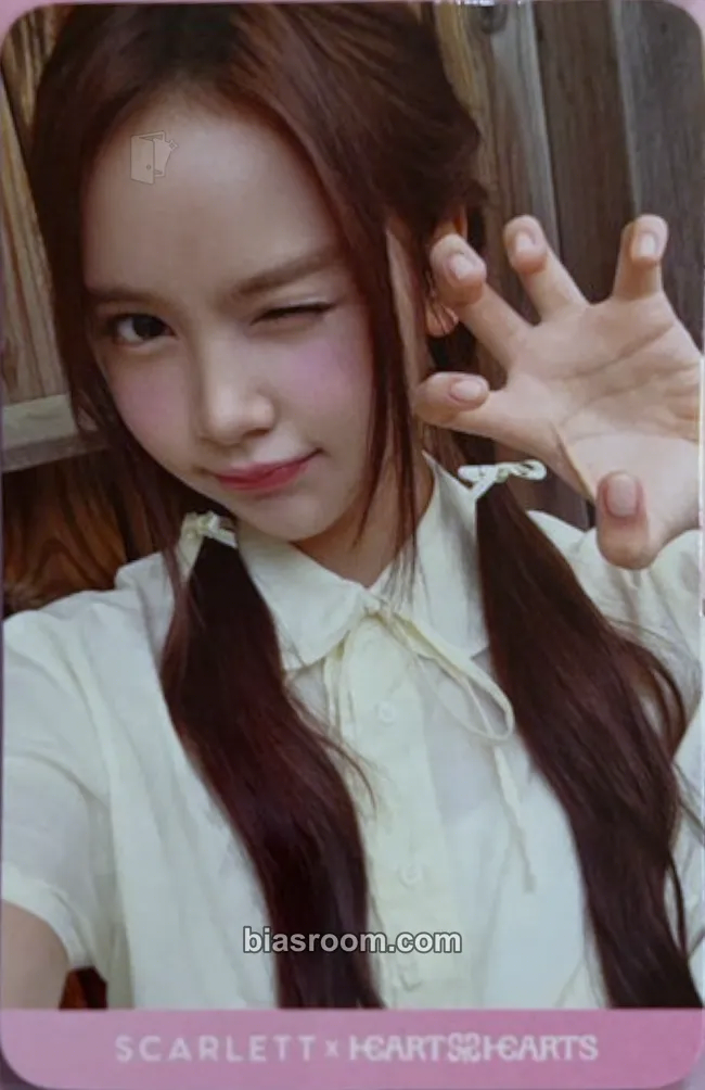 Carmen Hearts2Hearts X Scarlett Photocard - Hearts2Hearts - Hearts2Hearts K-pop photocard