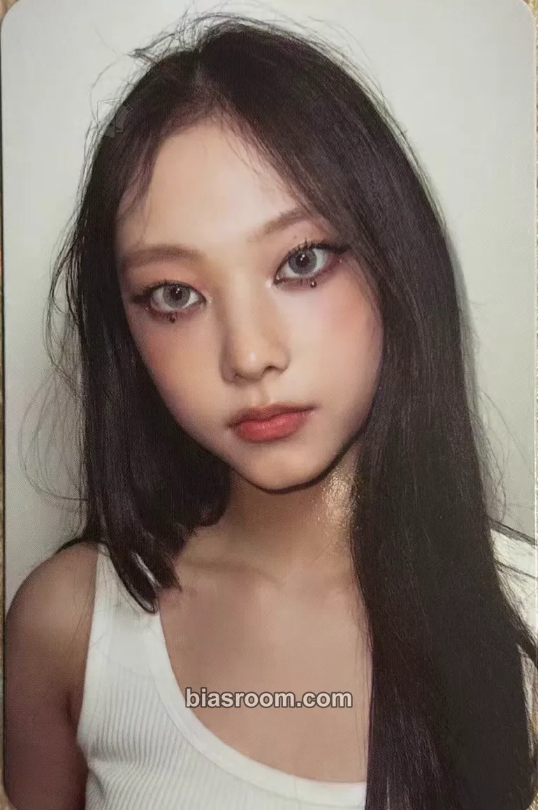 Haerin NewJeans “OMG” Photocard - NewJeans - NewJeans K-pop photocard