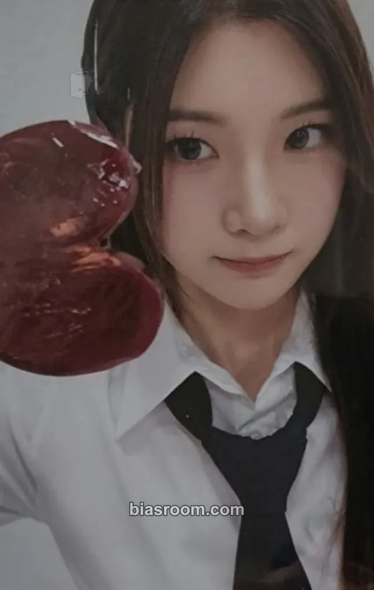 Juun Four Hearts Club Official MD Photocard - Hearts2Hearts - Hearts2Hearts K-pop photocard