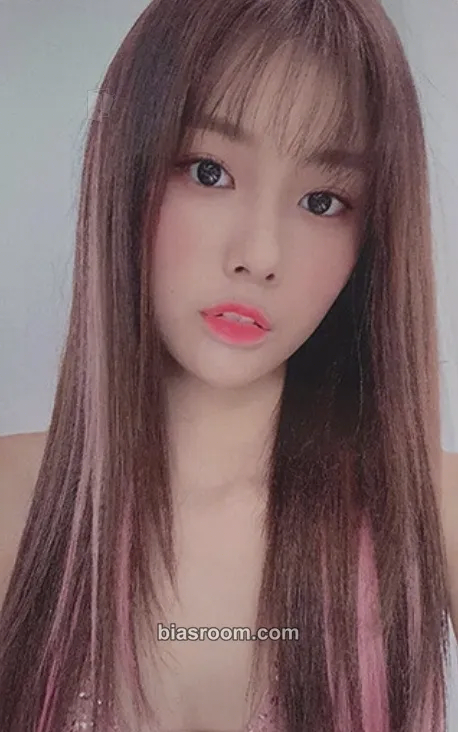 Hyewon BLOOM*IZ Photocard - IZ*ONE - IZ*ONE K-pop photocard