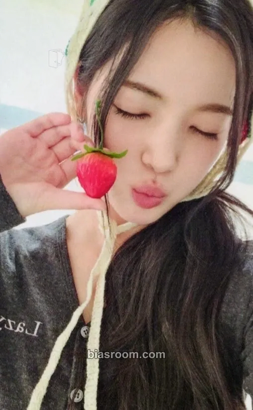 Yuha STYLE Photocard - Hearts2Hearts - Hearts2Hearts K-pop photocard