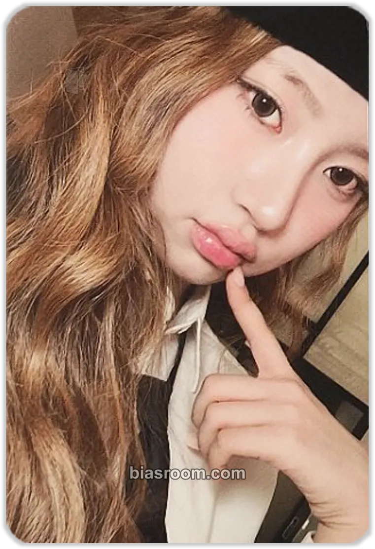 Haum 2026 Season’s Greetings: Pop Into Comic Photocard - KiiiKiii - KiiiKiii K-pop photocard