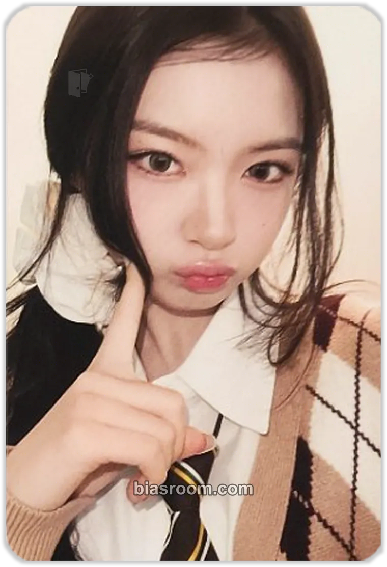 Kya 2026 Season’s Greetings: Pop Into Comic Photocard - KiiiKiii - KiiiKiii K-pop photocard