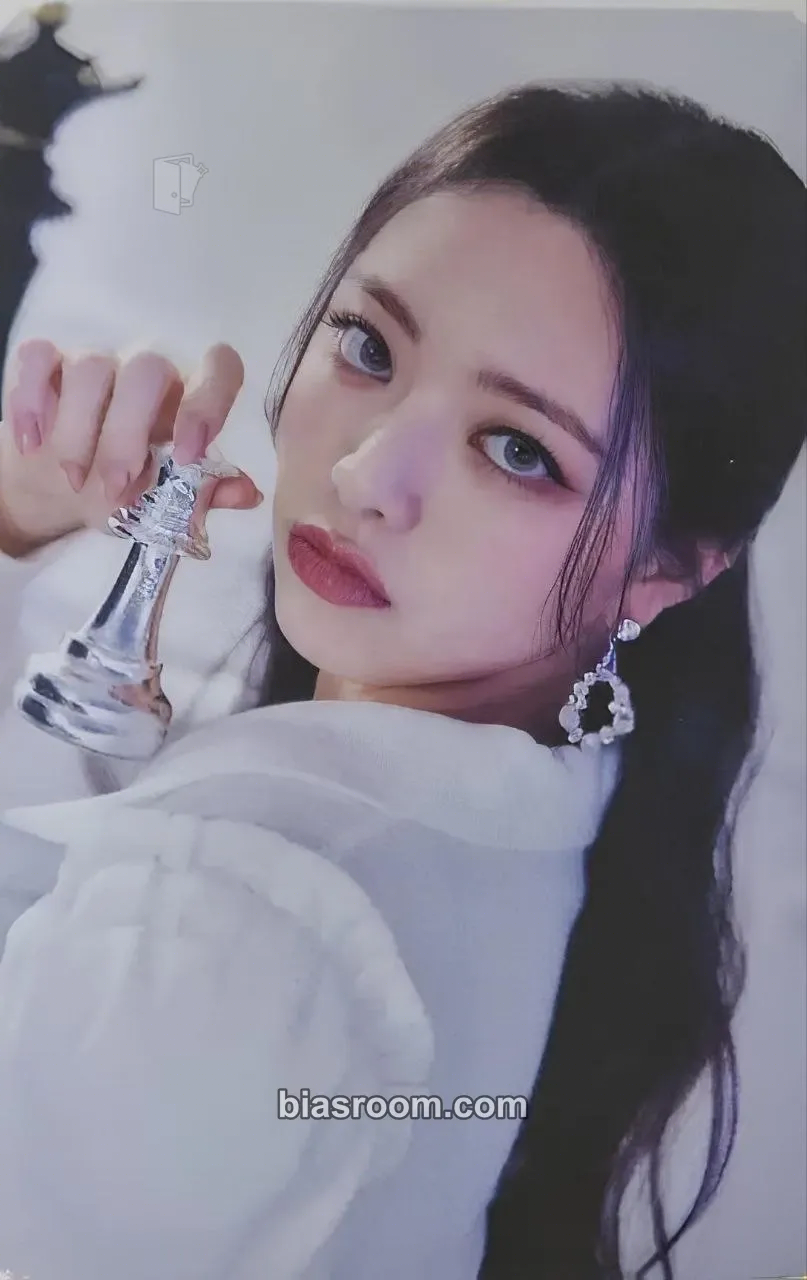 Yuna ITZY The 1st World Tour 'Checkmate' Photocard - ITZY - ITZY K-pop photocard